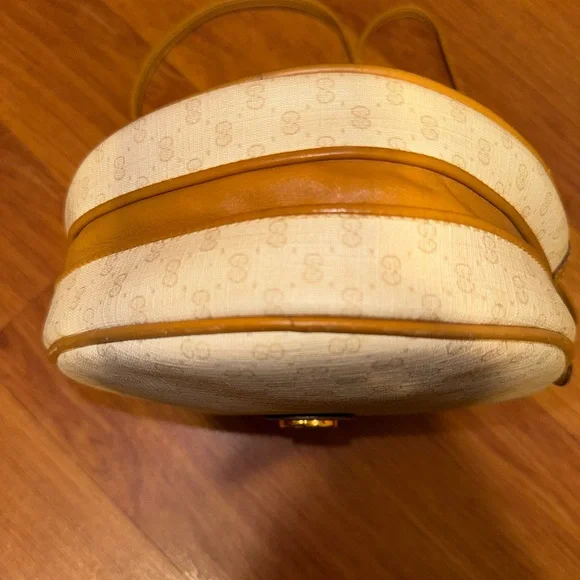 Authentic Vintage Gucci GG Supreme Crossbody Bag - Picture 3 of 9